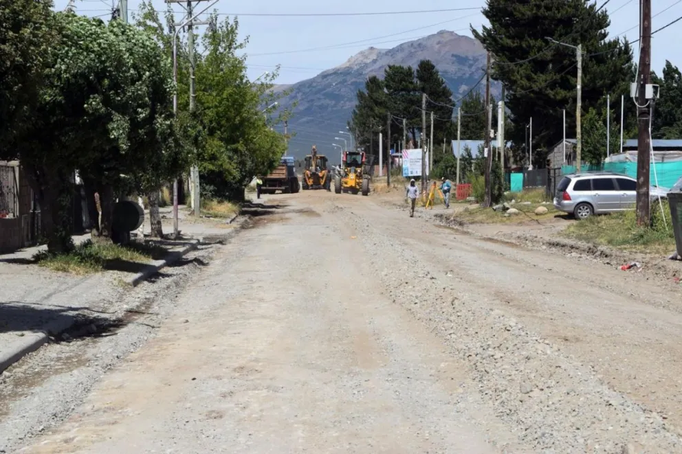 La obra comprende paños de 7 metros y 3,50 metros de avance, con hormigón. Fotos: Bariloche Informa.