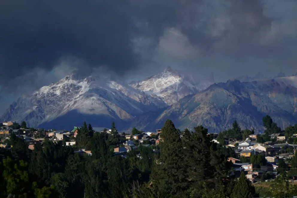 Las montañas de Bariloche amanecieron pintadas de blanco, a días de comenzar el verano oficialmente. Foto: Marcelo Martínez.