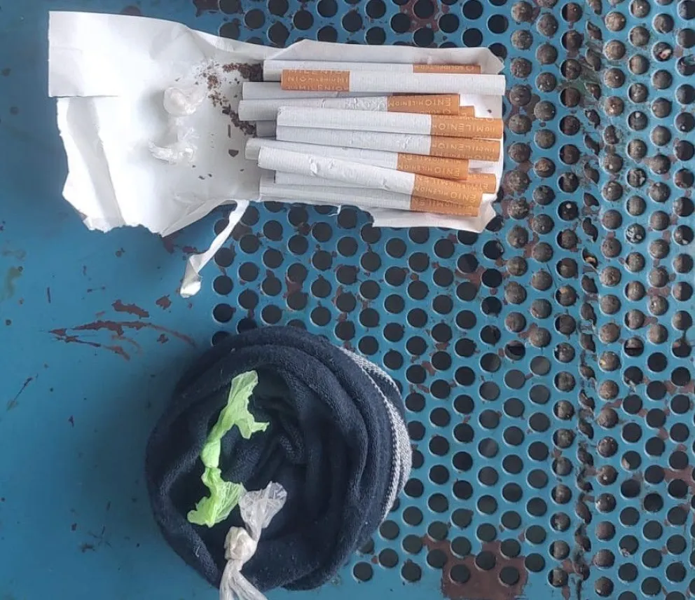 Los envoltorios estaban ocultos en las medias y en el paquete de cigarrillos. Fotos: Prensa Río Negro.