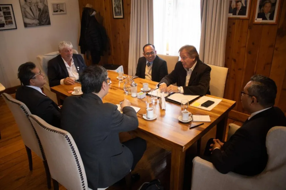 La reunión se realizó en el despacho del intendente, en un clima distendido. Foto: Municipalidad de Bariloche.