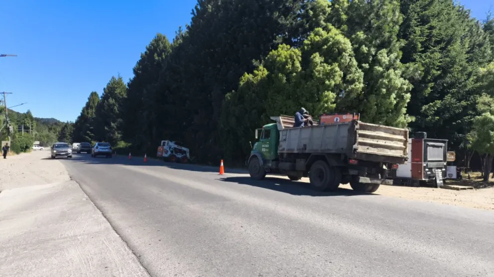Se realizan tareas de apertura y limpieza de cámaras en la zona del oeste. Foto: Bariloche Informa. 