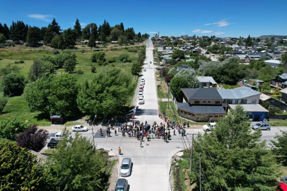 El asfalto quedó oficialmente inaugurado en el dia de hoy. Foto gentileza 