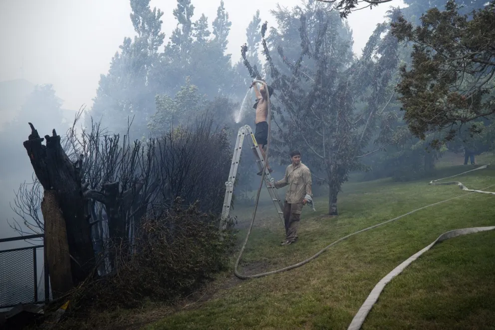 Se encuentra cortado el tránsito vehicular en la intersección de Belgrano y 20 de junio. Fotos: Marcelo Martínez.