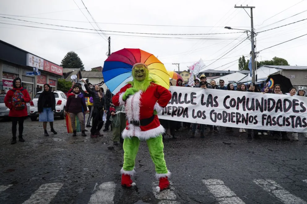 Las consignas políticas de la marcha mantuvieron una fuerte crítica contra el gobierno de Milei. Fotos: Marcelo Martínez.