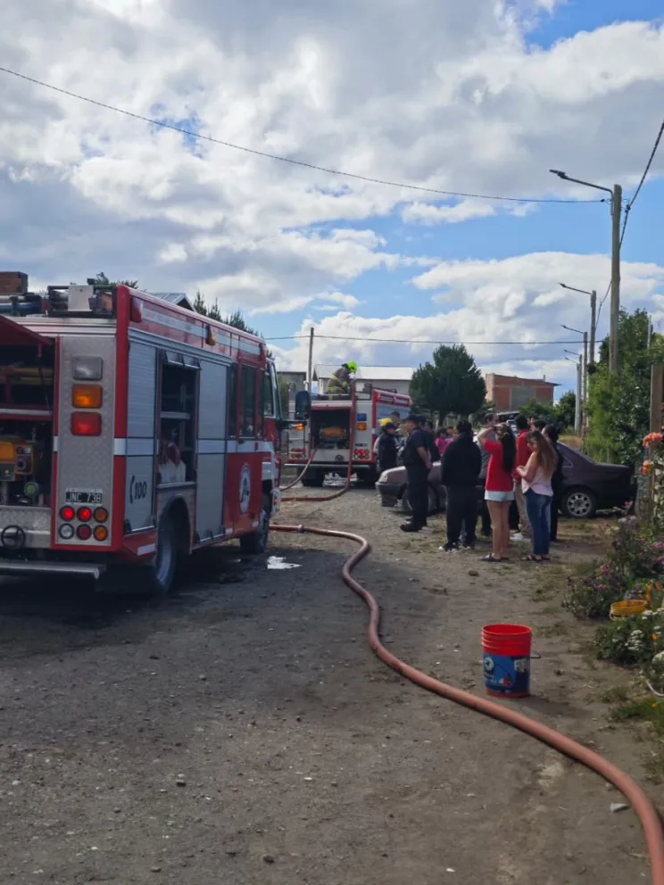 El siniestro se desató en una casa ubicada en calle 1, entre La Habana y Managua. Foto: Prensa Bomberos Voluntarios.
