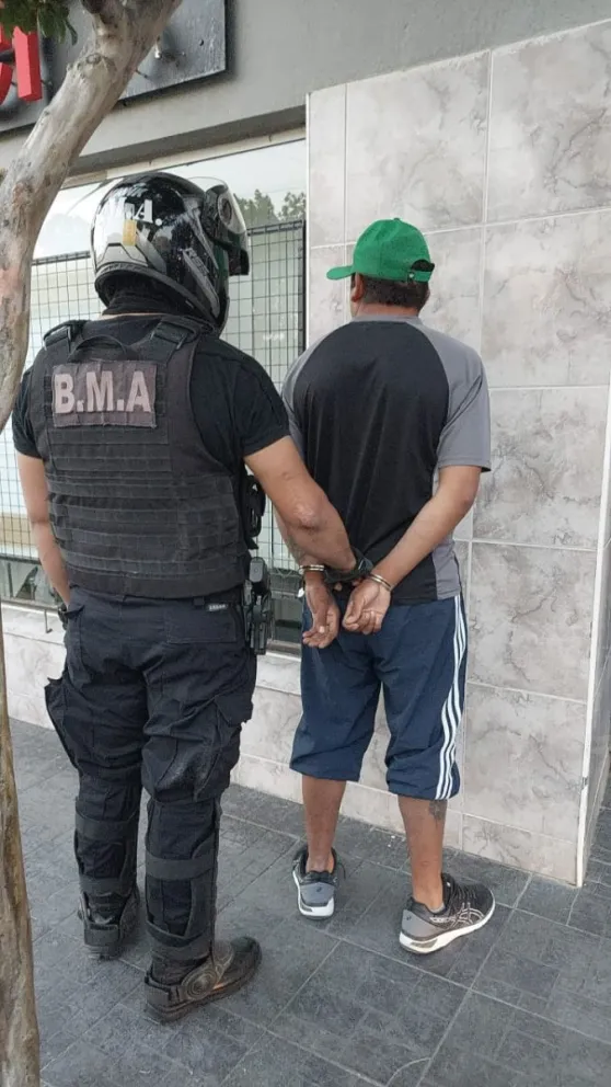 La Policía detuvo al sujeto en la intersección de calles Buenos Aires y Guido. Foto: Prensa Policía de Río Negro.