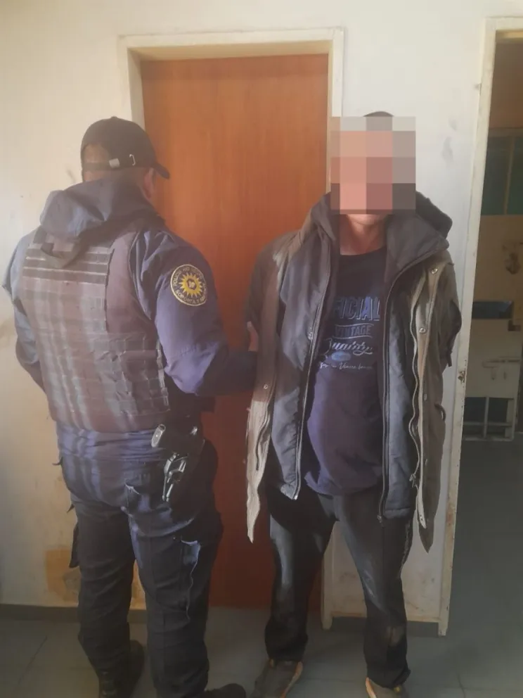 El agresor y la víctima compartían bebidas alcohólicas cuando el hombre se tornó agresivo y comenzó a agredirla. Foto: Prensa Policía de Río Negro.