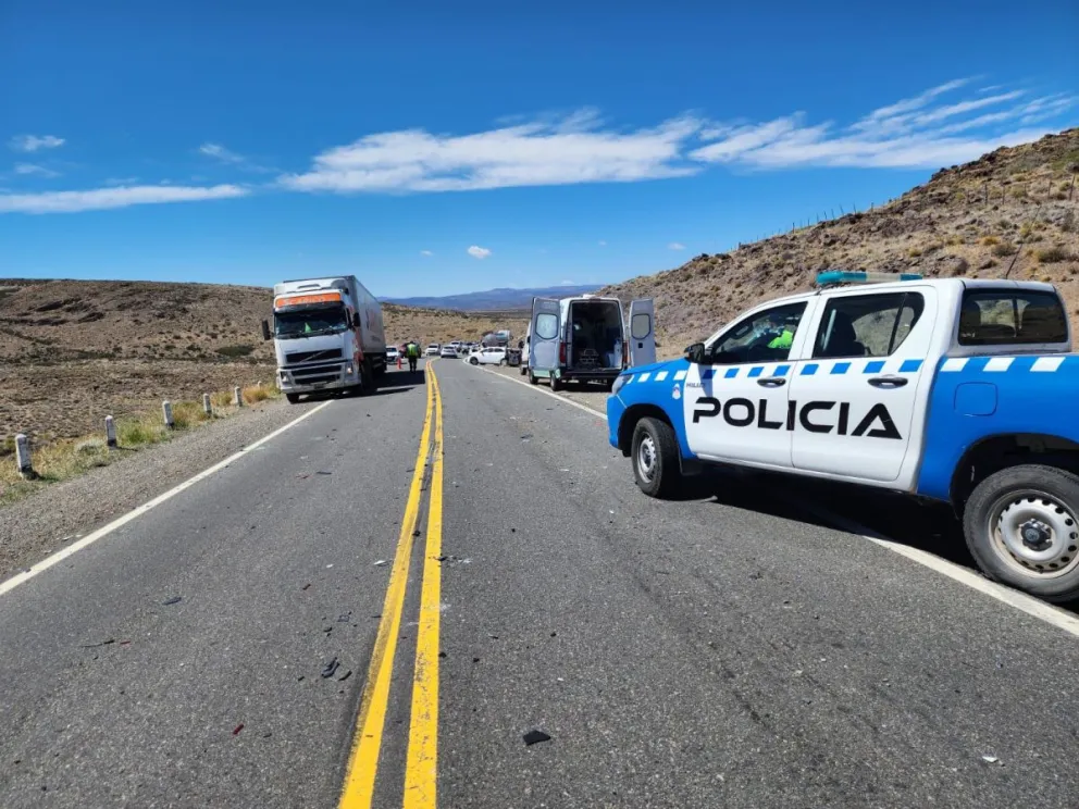 Personal de la Policía de Neuquén se encuentra trabajando en el lugar. Foto: Gentileza Vialidad.