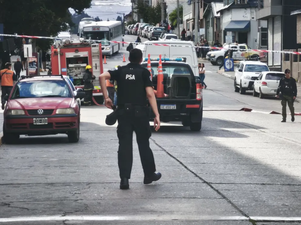 El alerta motivó la evacuación y resguardo del lugar y calles aledañas. Fotos ANB