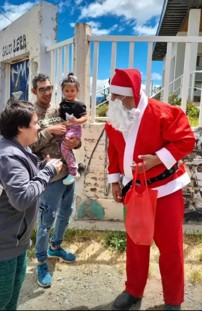 Bomberos Voluntarios recorrieron calles y barrios mientras Papá Noel obsequió golosinas.