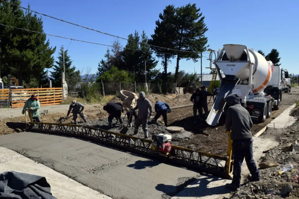 El municipio avanza con la obra de pavimentación, una obra clave para los vecinos. Fotos: Municipalidad de Bariloche.