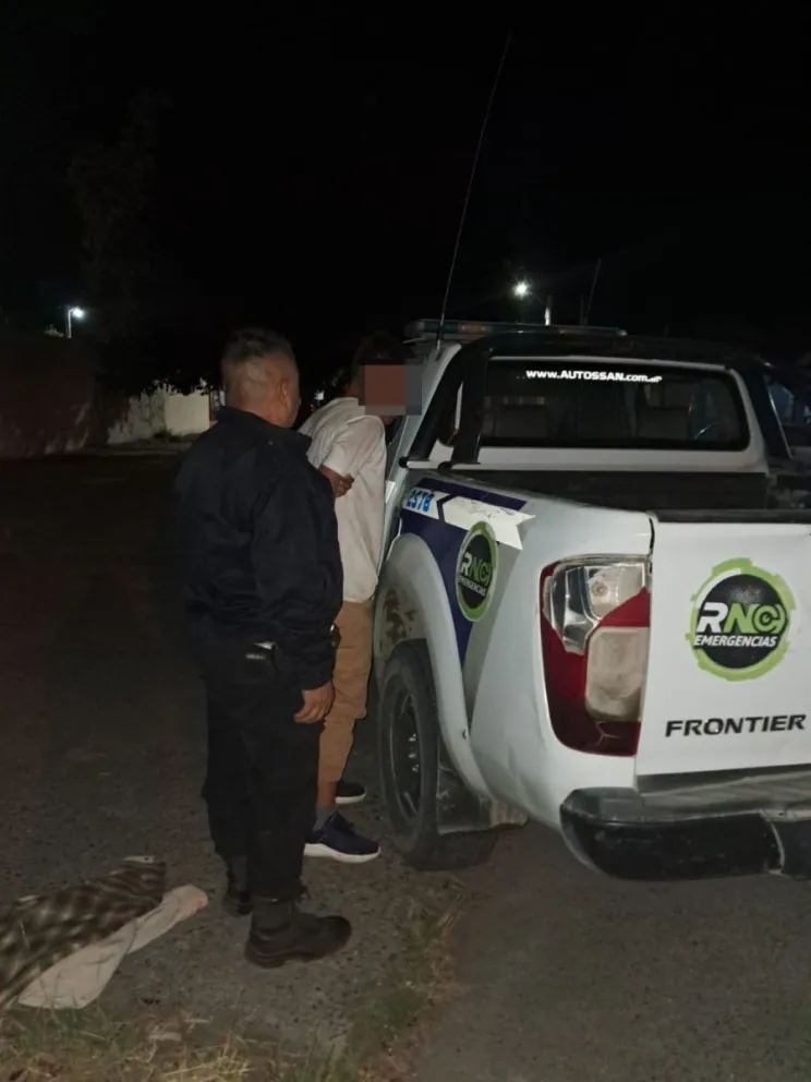 El sujeto arrojó el celular robado, a unos arbustos antes de ser detenido. Foto: Policía de Río Negro.