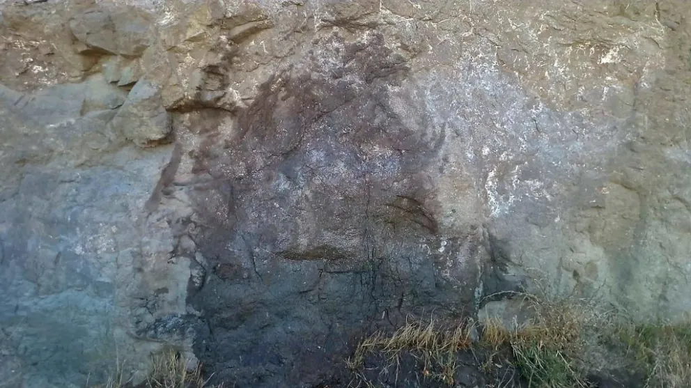 Así quedó la roca grafiteada por el conductor de un camión. Foto: Parque Nacional Nahuel Huapi.