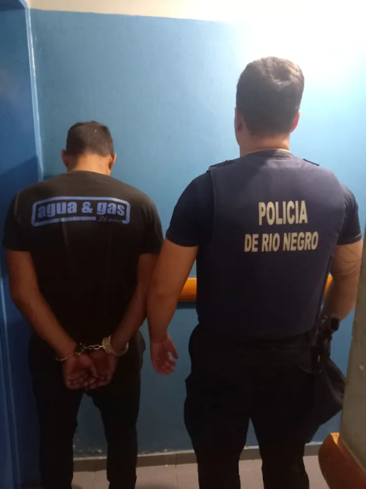 El operativo se realizó a las 20 horas de este lunes en el kilómetro 13 de la Avenida Bustillo. Foto: Prensa Policía de Río Negro.