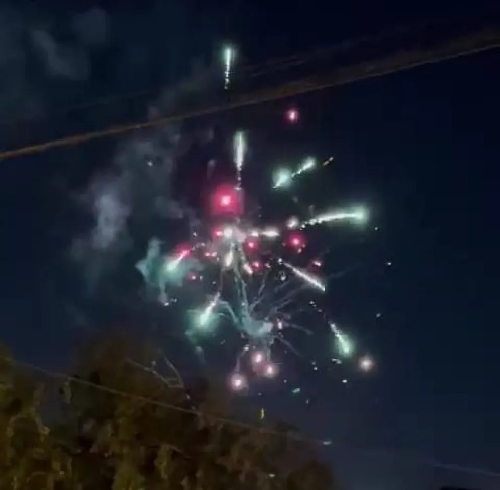 Una escena que se repite y se lamenta todos los años, la pirotecnia presente pese a estar prohibida. 