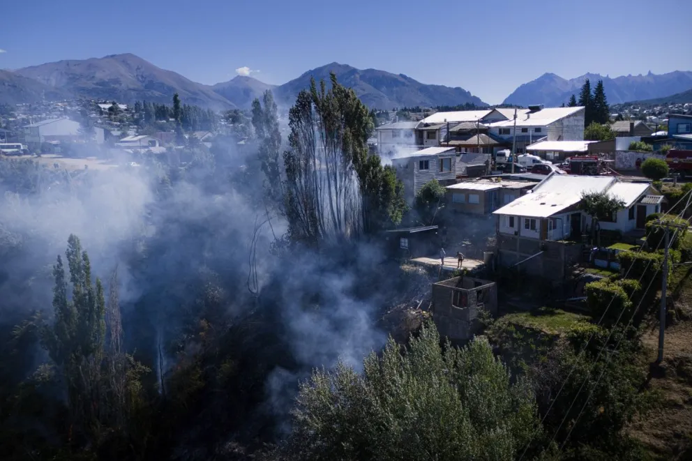 Fuego en la Barda, una vez más. Solicitan extrema precaución al circular por la zona. Foto: Marcelo Martínez