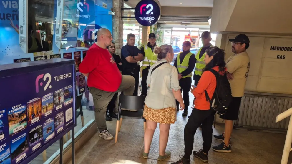 Los padres realizaron un reclamo en la puerta del local de la agencia de turismo estudiantil. Foto: Gentileza ANB.