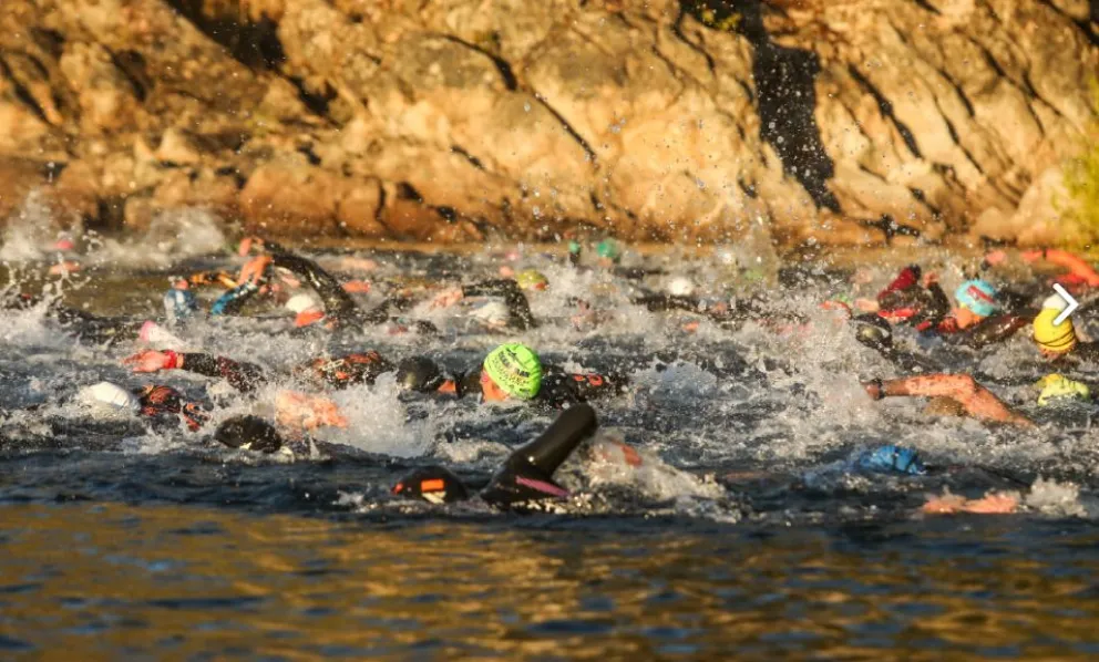 Todo comenzará en el agua, con los 1.500 metros de natación en el lago Nahuel Huapi. Foto: gentileza.