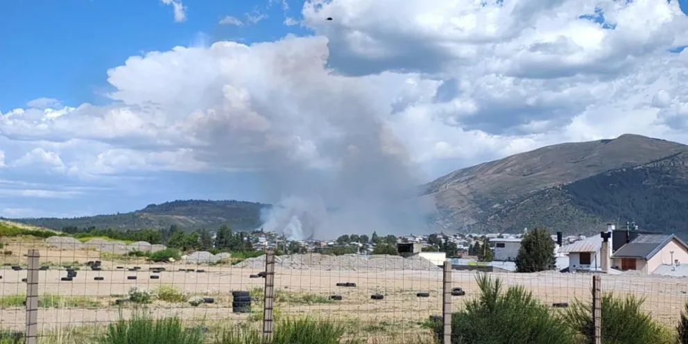 Ambos incendios se pueden ver desde distintos puntos de la ciudad. Foto gentileza 