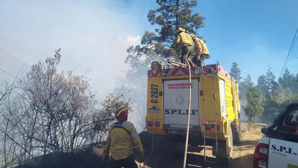 Los brigadistas trabajan de manera incansable para contener el incendio. Foto gentileza: Noticias de El Bolsón. 