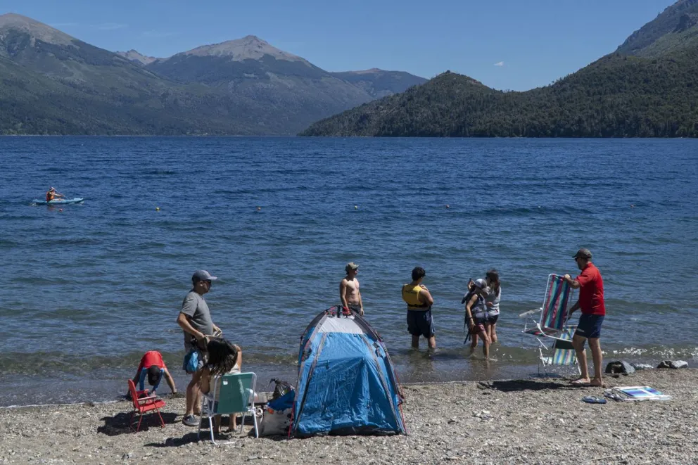 Para el fin de semana, Bariloche espera temperaturas que alcanzarán los 35 grados. Foto: Marcelo Martínez.