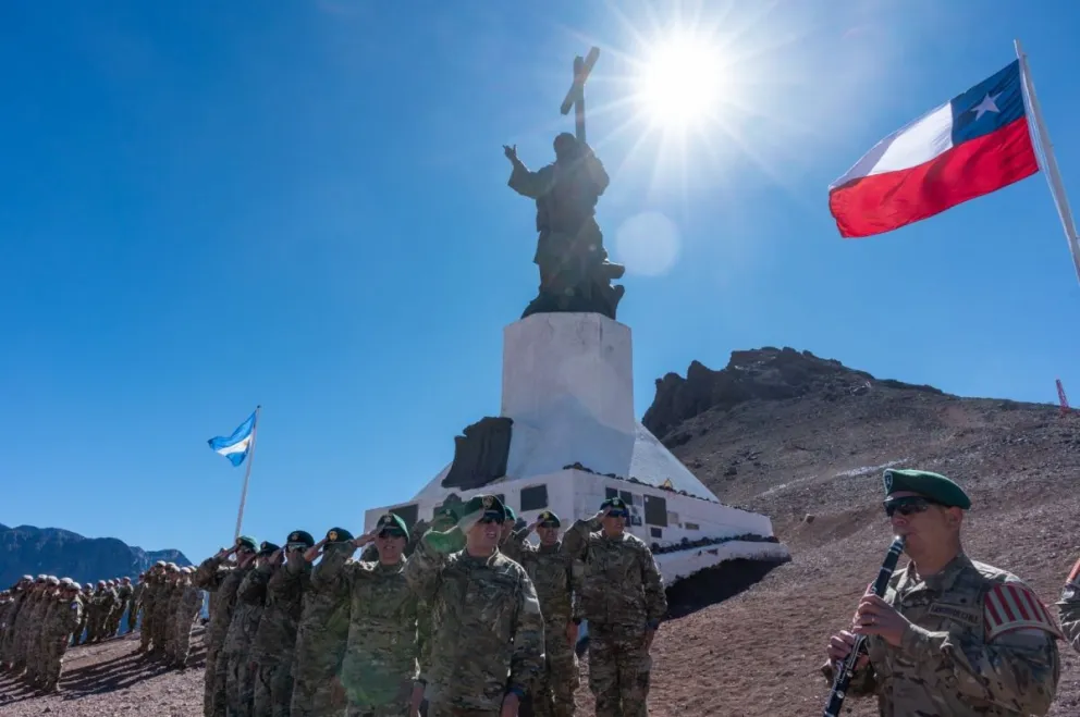 El momento del izamiento siempre es muy especial. Foto gentileza. 