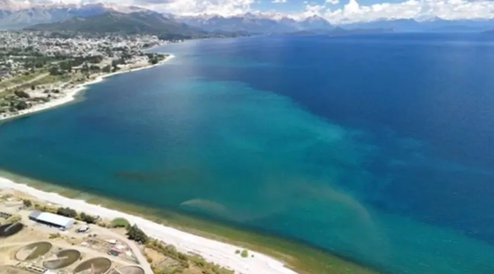 Ante las reiteradas consultas y denuncias, la CEB aclaró sobre la mancha en el Nahuel. Foto gentileza 
