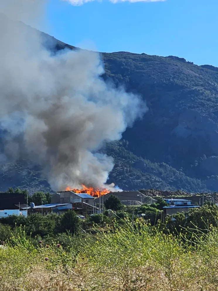 La gran columna de humo ya se advierte desde distintos puntos de la ciudad. Foto gentileza. 