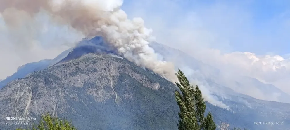 El incendio continúa arrasando hectáreas de bosque y se acerca a localidades aledañas. Foto gentileza. 