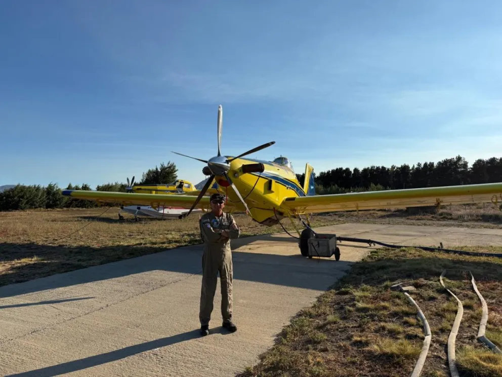 El piloto marplatense de combate de incendios se encuentra desde el 1 de enero en la región. Fotos: Gentileza ANB.
