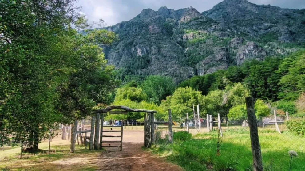 El hombre sufrió un paro cardiorespiratorio mientras transitaba el popular sendero en El Bolsón