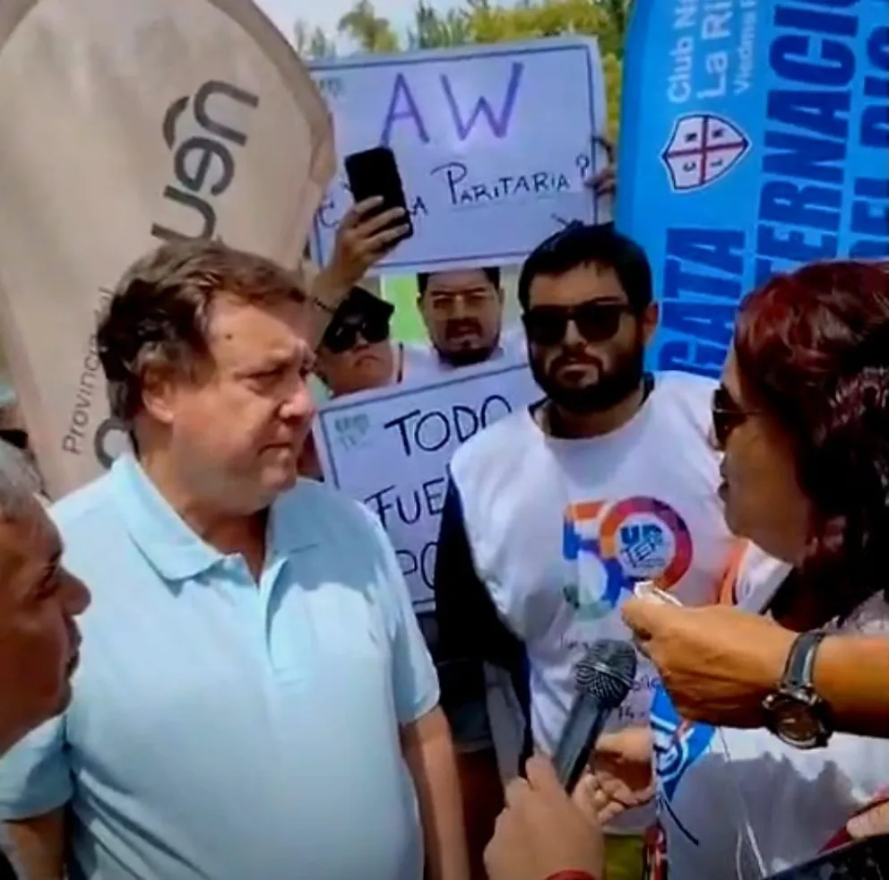 Representantes de la conducción central se encontró con el gobernador en el inicio de la Regata en Viedma. 