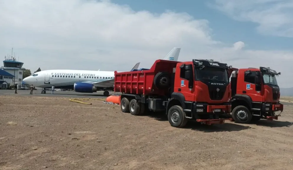 Los camiones de Vialidad Nacional asisten en las recargas al avión hidrante. Foto gentileza