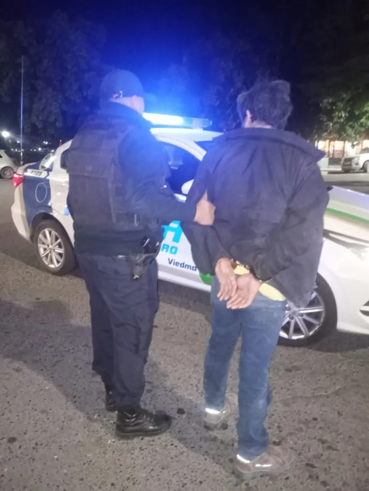 El hombre fue aprehendido en la intersección de avenida Villarino y Saavedra.Foto: Policía de Río Negro.