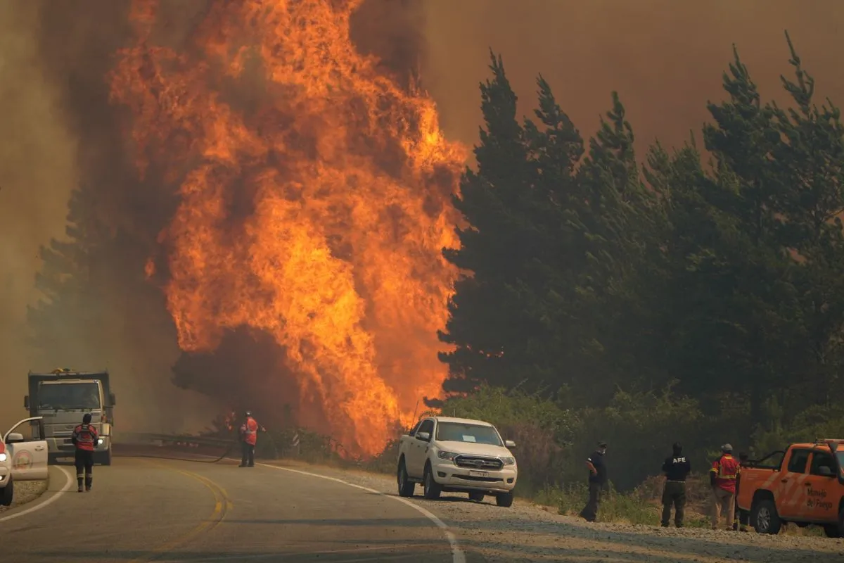 Bariloche enfrenta el desafío de los incendios de sexta generación que crean su propio clima