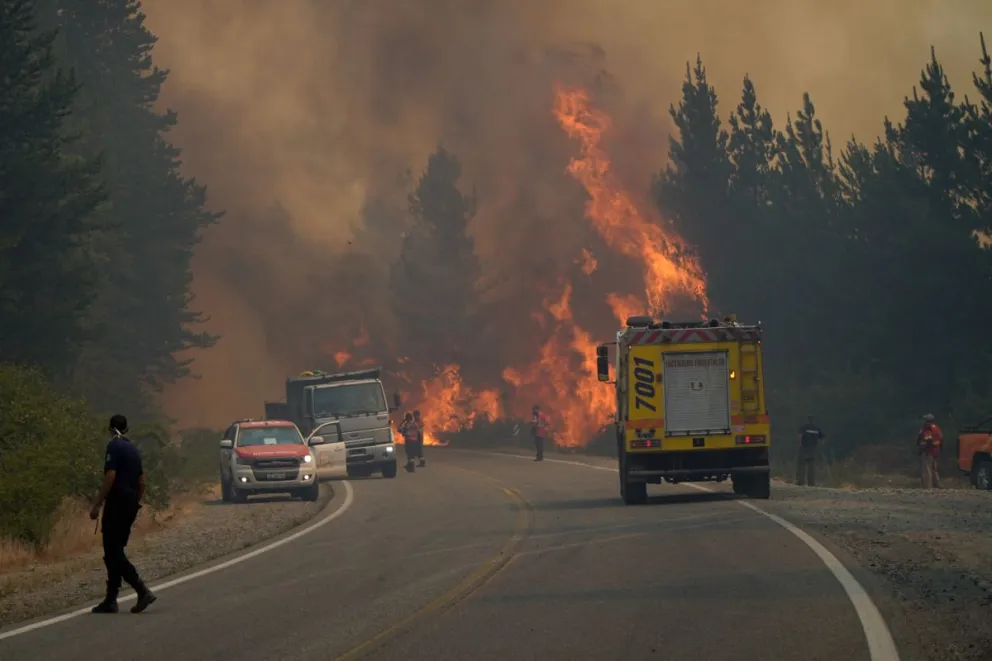 Según estiman, el incendio podría quedar extinguido recién en los próximos meses. Foto: Marcelo Martínez