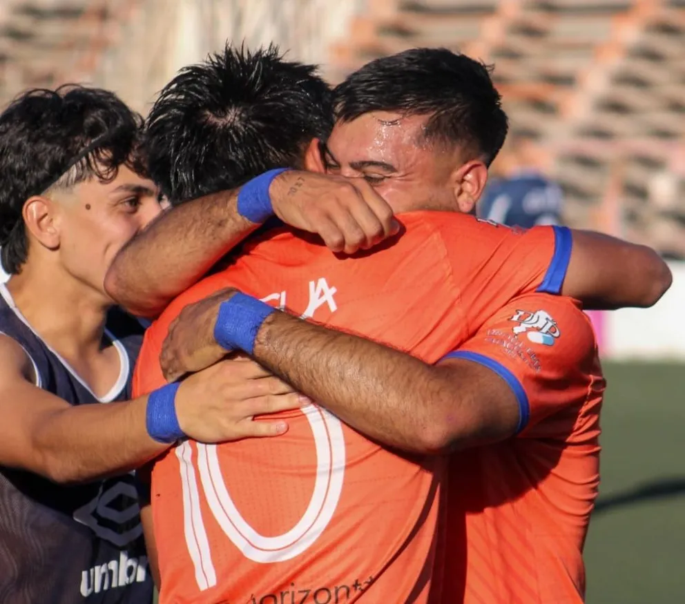 Deportivo Roca festejó como local y pasó a semifinales. Fotos: Adrián Hernández.