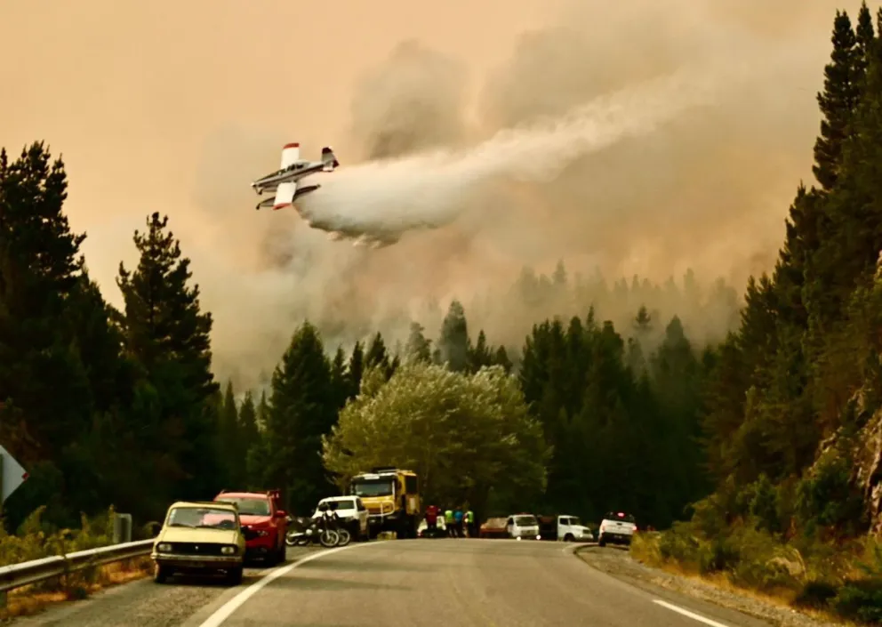 La lluvia de las últimas horas trajo alivio pero aún continúa el combate del fuego. Foto gentileza
