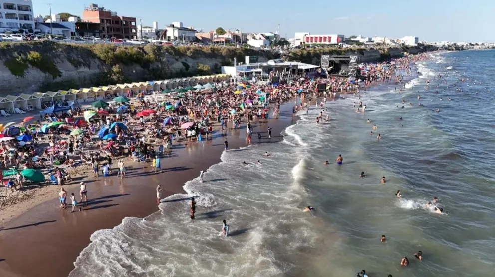 Las playas de la costa rionegrina colmadas de gente disfrutando del verano. Foto: Gobierno de Río Negro.