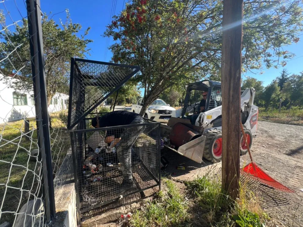 Solicitaron a comerciantes y gastronómicos no arrojar residuos en los contenedores de las escuelas. Fotos: Municipalidad de Bariloche.