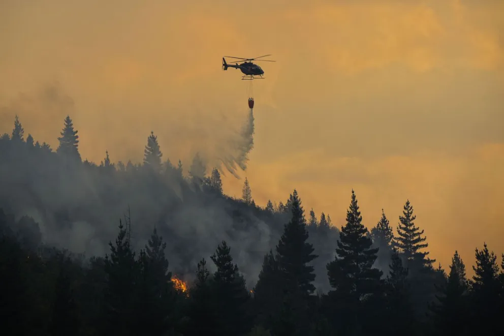 El fuego se reactivó en algunos puntos aunque continúa en estado "contenido". Foto: ILUSTRATIVA Marcelo Martínez.