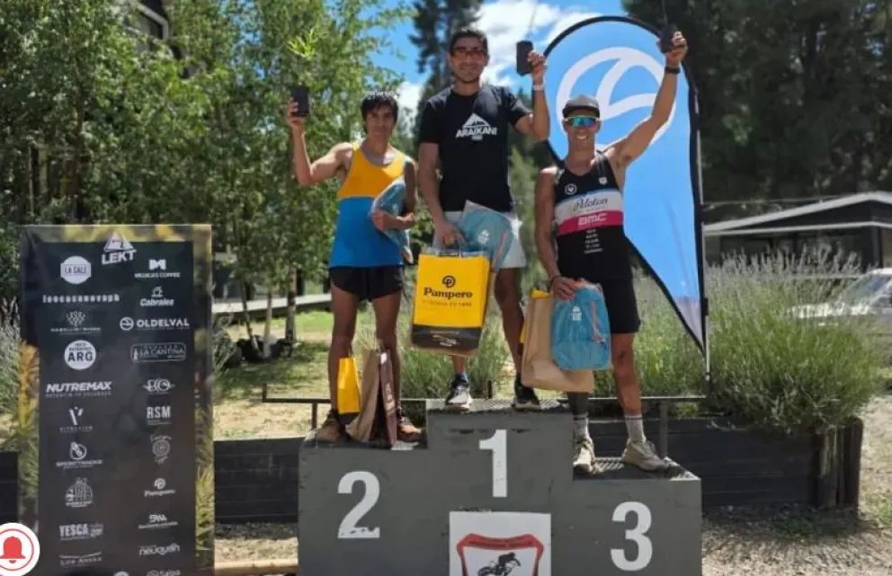 Javier Mariqueo en lo más alto y la izquierda Julián Collantes, gran 1-2 en San Martín de Los Andes. Foto: gentileza.