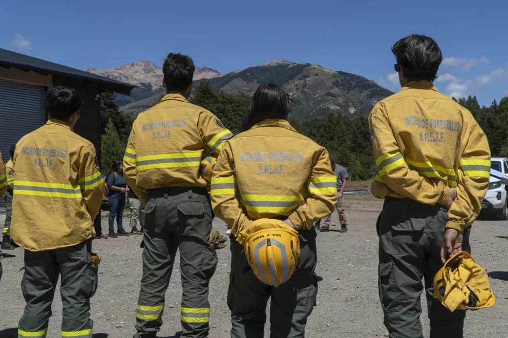 Este viernes hubo una reunión entre combatientes de incendios forestales, la diputada Adriana Serquis y la senadora Ana Marks. Fotos: Marcelo Martínez.