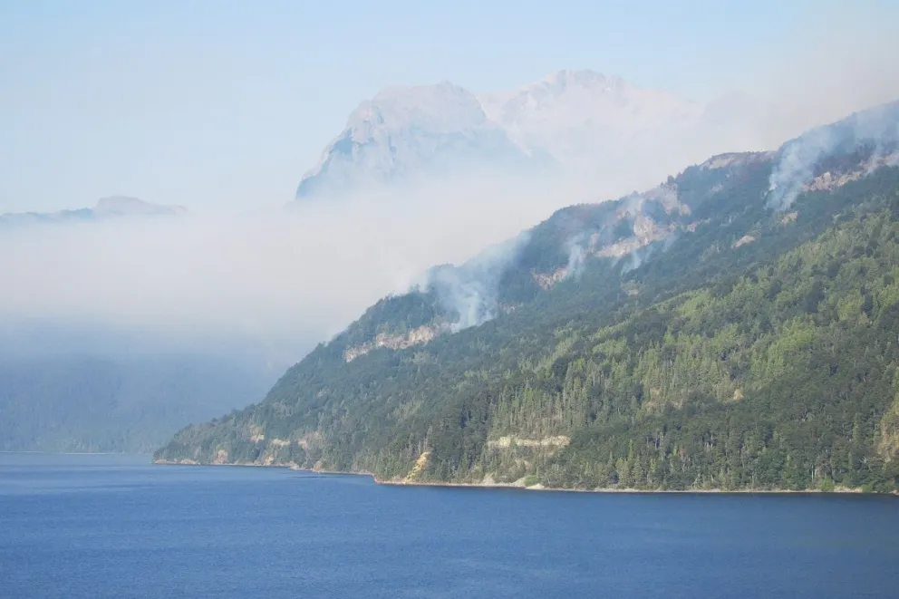 El fuego está activo desde hace más de un mes. Fotos: Parque Nacional Los Alerces.