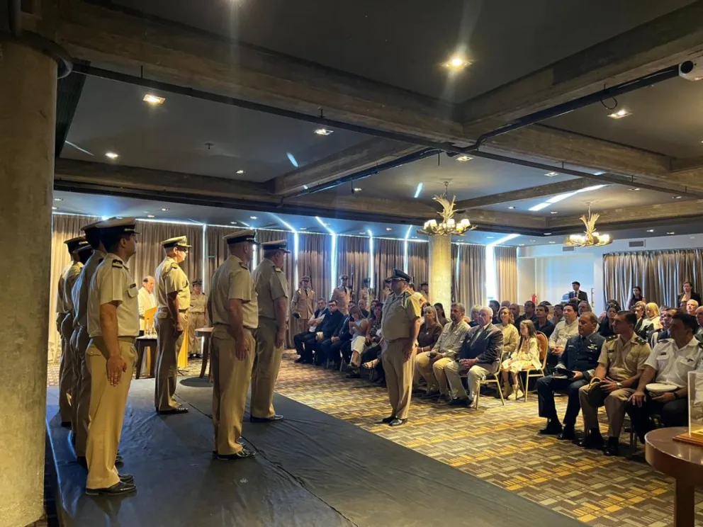 Representantes de diferentes fuerzas armadas y de seguridad se hicieron presentes para darle la bienvenida a Mansilla. Foto: Bariloche Informa.