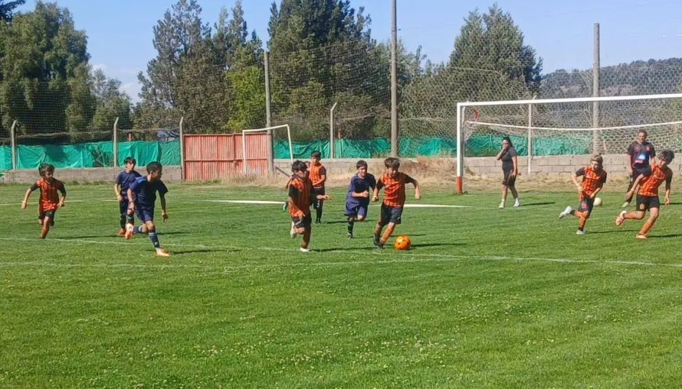 Mundialito y Copa Andina, doble cita por varios días en el club Puerto Moreno. Fotos: gentileza.