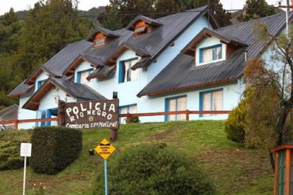 Los agentes lograron interceptar a dos personas: un menor de edad y el joven de 19 años, quien resultó ser el autor del robo.