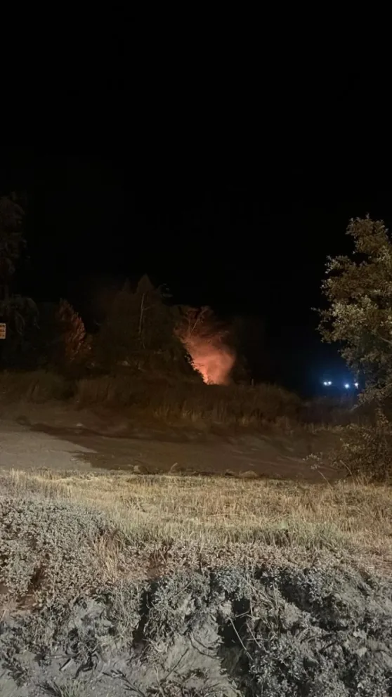 Los combatientes terminaron de extinguir el incendio alrededor de las 2 de la madrugada.