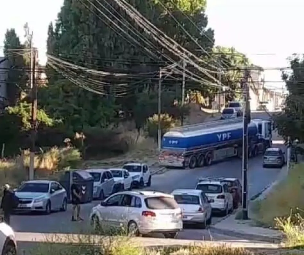 Una calle complicada, un camión de gran tamaño y un inconveniente que se repite. Foto gentileza 