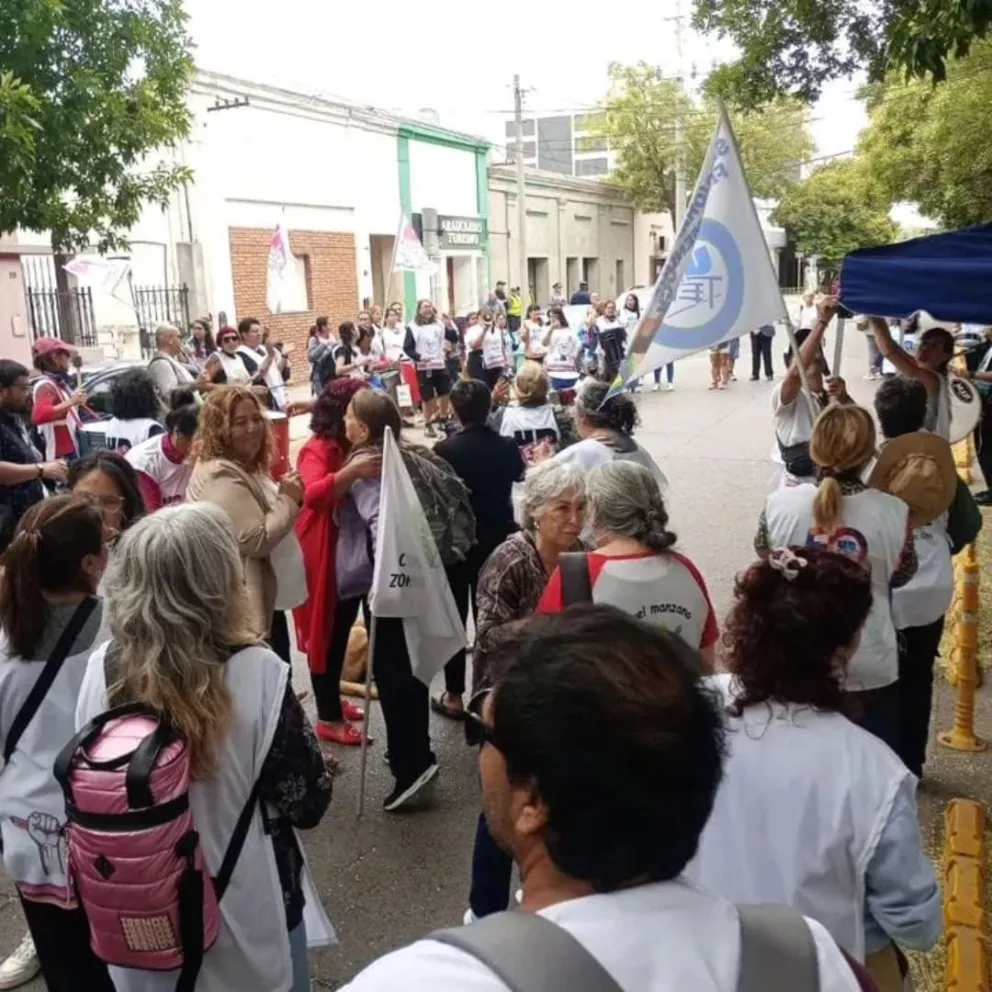 El gremio docente exigió la derogación urgente de las auditorías médicas privadas y la necesidad de mayor inversión en infraestructura escolar.
